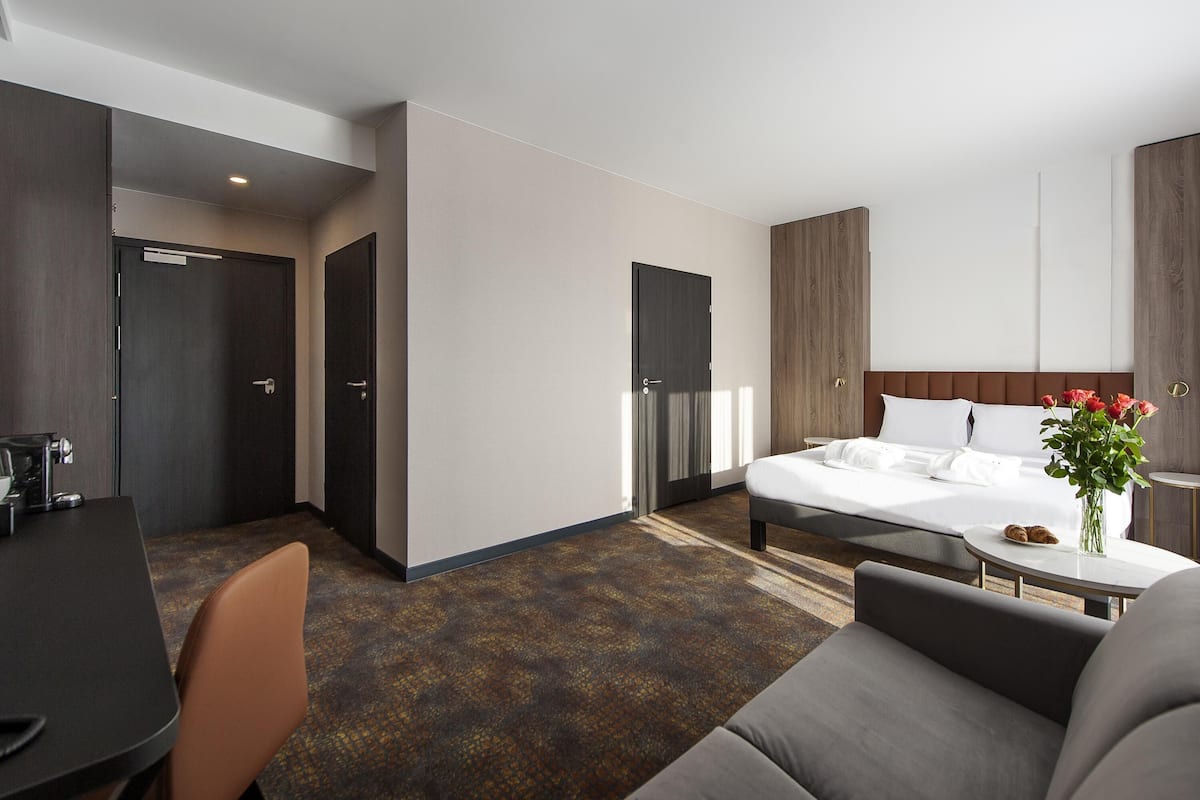 Privilege, Habitación, 1 cama matrimonial y sofá cama | Minibar, escritorio, espacio para trabajar con laptop y insonorización