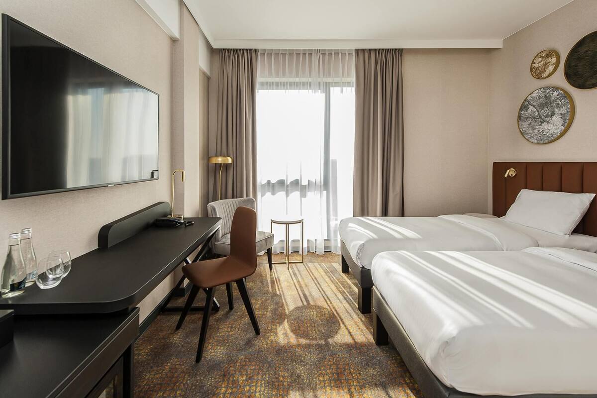 Superior Twin Room, 2 Twin Beds | Minibar, desk, laptop workspace, soundproofing