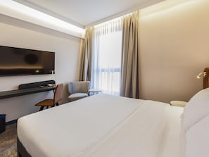 Standard Room, 1 Katil Kelamin (Double) | Bar mini, meja, ruang kerja komputer riba, kalis bunyi