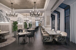 2 restaurants; breakfast, lunch, and dinner served