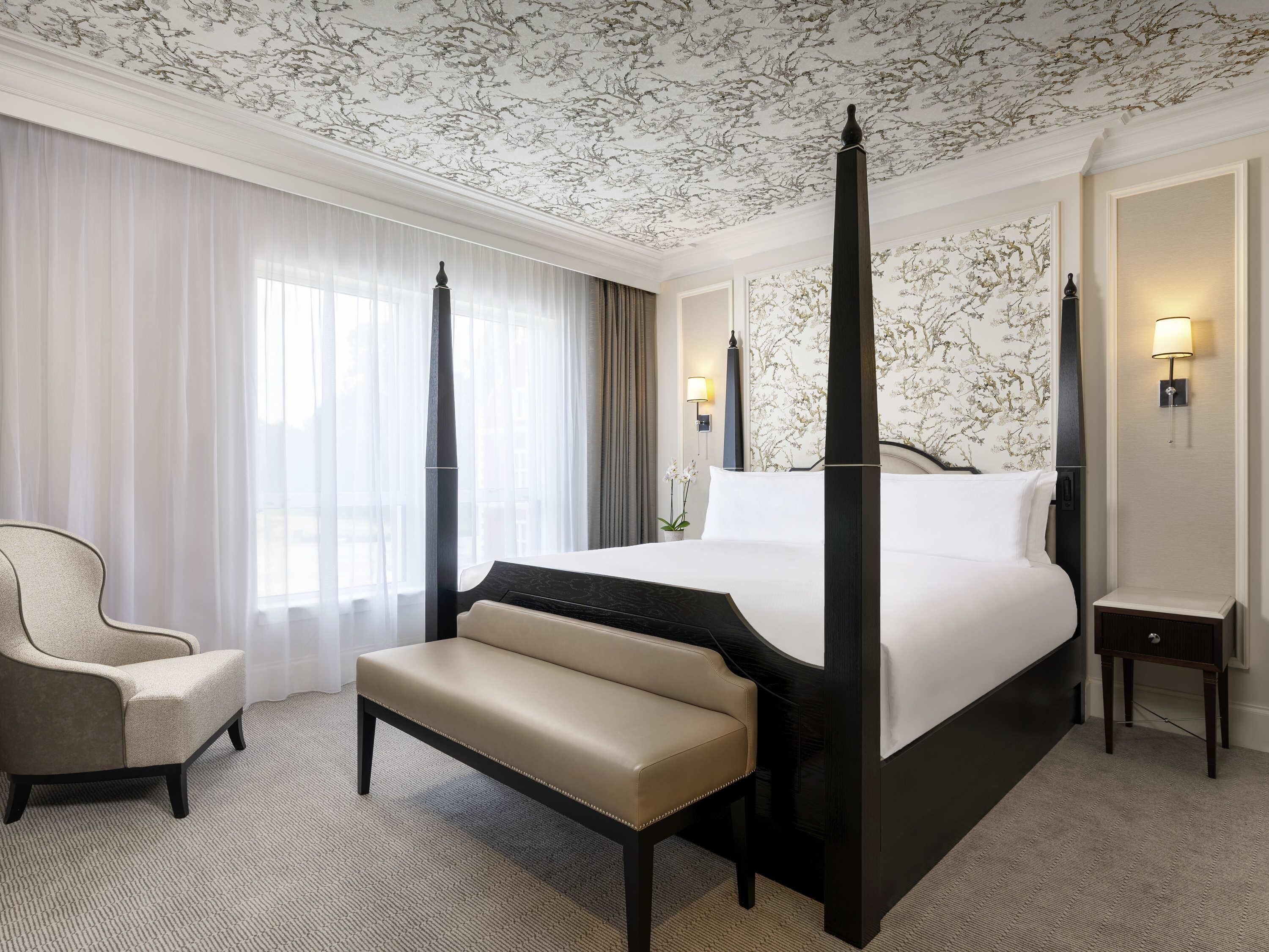 Fairmont, Suite, 1 Bedroom | Peralatan tempat tidur hipoalergenik, bar mini, meja, kalis bunyi 