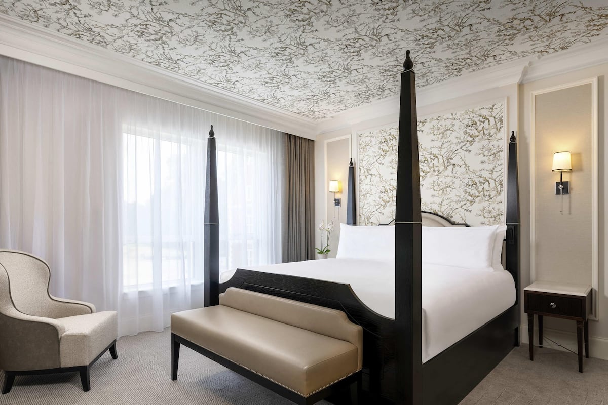Fairmont, Suite, 1 Bedroom | Peralatan tempat tidur hipoalergenik, bar mini, meja, kalis bunyi 