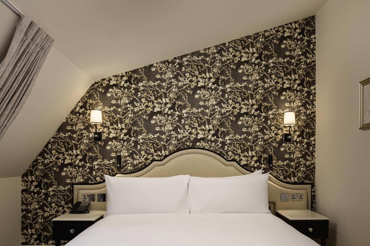 Room, 1 Katil Ratu (Queen) (Eaves) | Peralatan tempat tidur hipoalergenik, bar mini, meja, kalis bunyi 