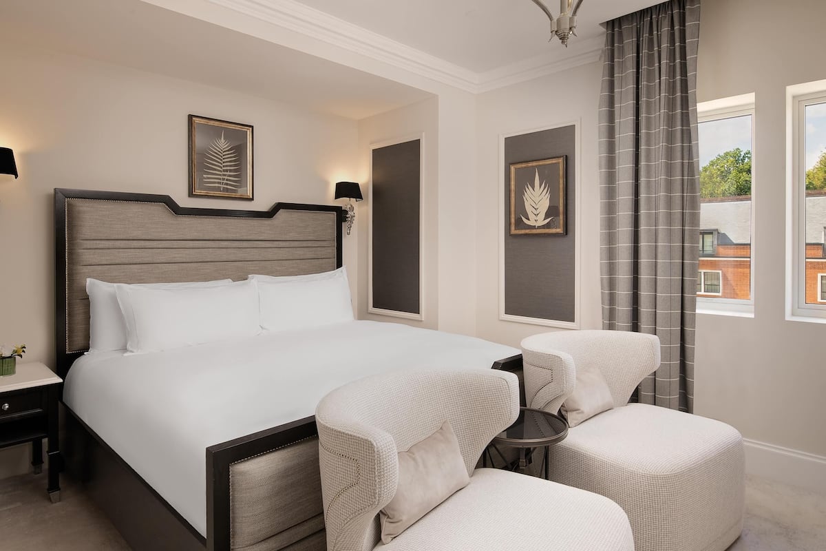 Luxury Suite, 2 Bedrooms | Peralatan tempat tidur hipoalergenik, bar mini, meja, kalis bunyi 