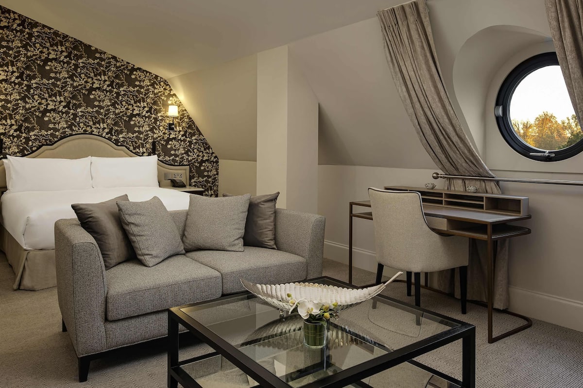 Room, 1 King Bed (Eaves) | Hypo-allergenic bedding, minibar, desk, soundproofing
