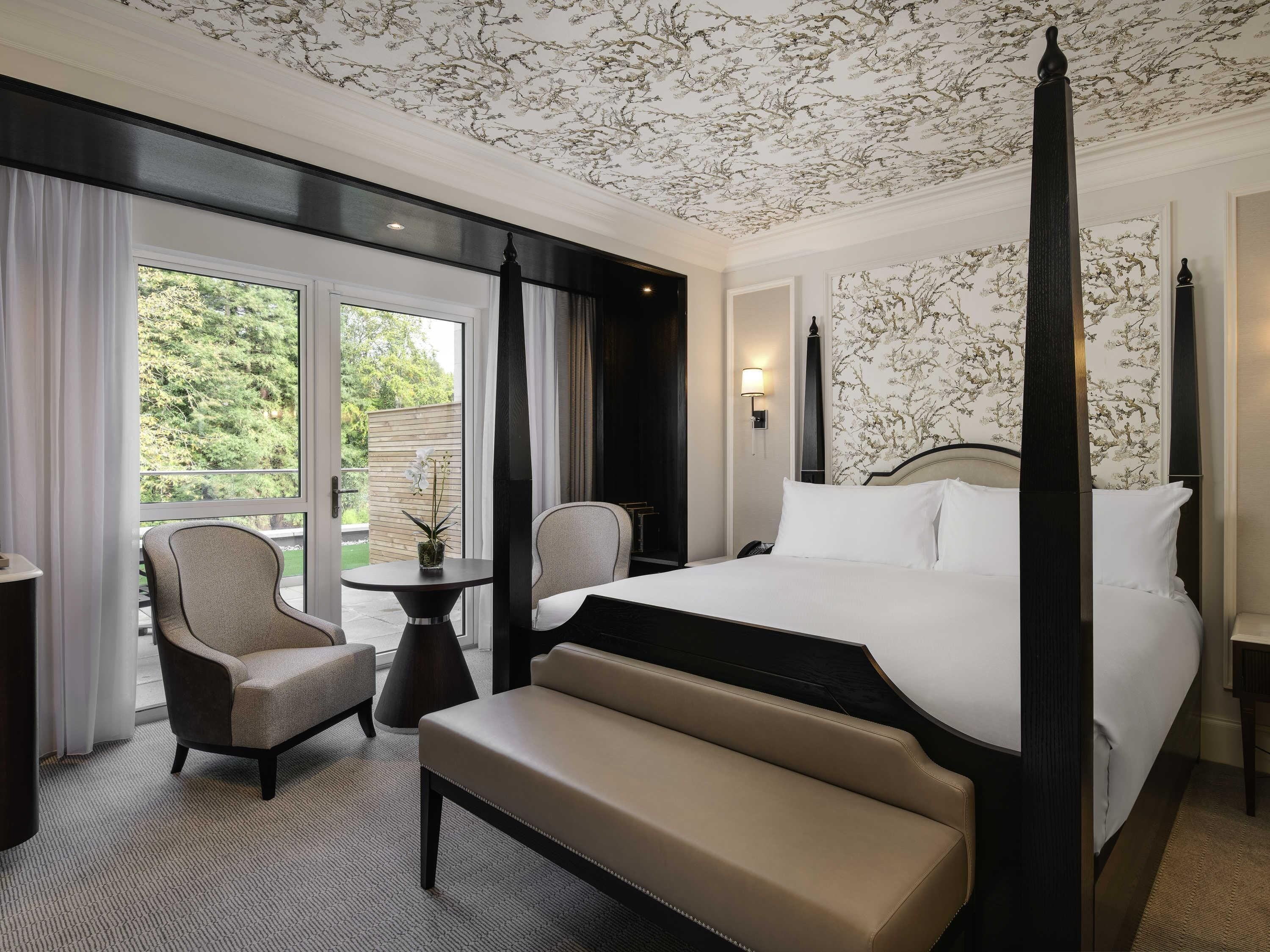 Hypo-allergenic bedding, minibar, desk, soundproofing