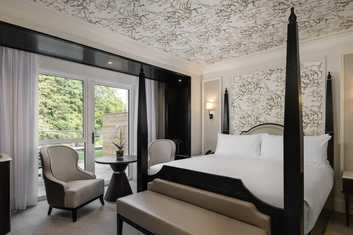 Deluxe Room, 1 Katil Raja (King), Balcony | Peralatan tempat tidur hipoalergenik, bar mini, meja, kalis bunyi 