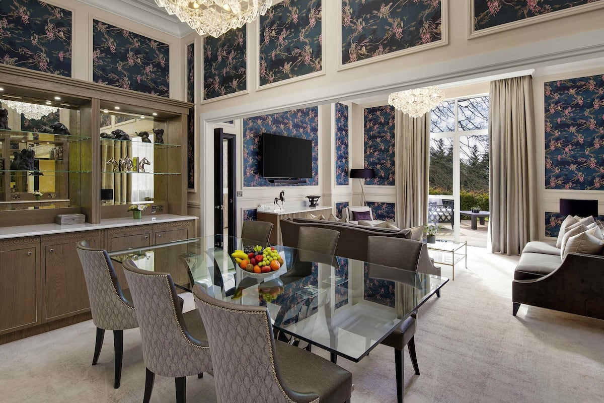 Fairmont, Suite, 1 Bedroom, Terrace | Peralatan tempat tidur hipoalergenik, bar mini, meja, kalis bunyi 