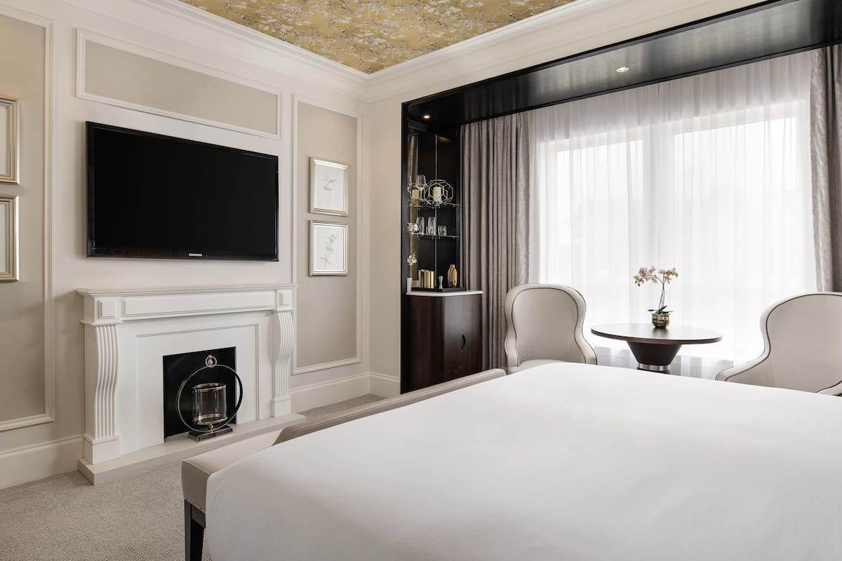 Fairmont, Room, 1 King Bed | Hypo-allergenic bedding, minibar, desk, soundproofing