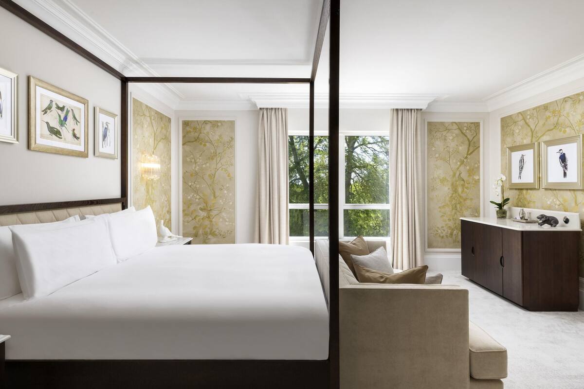 hypo-allergenic bedding, minibar, desk, soundproofing