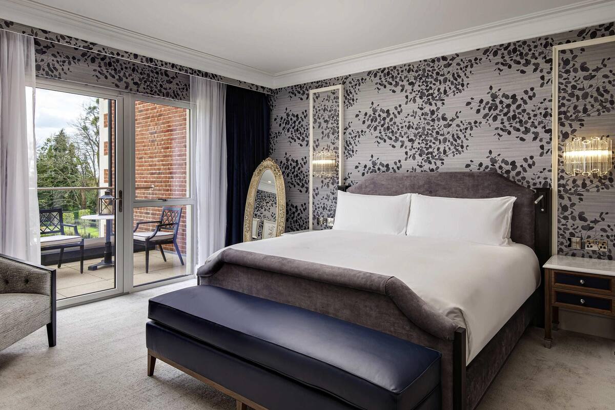Signature Suite, 1 Bedroom, Balcony | Peralatan tempat tidur hipoalergenik, bar mini, meja, kalis bunyi 