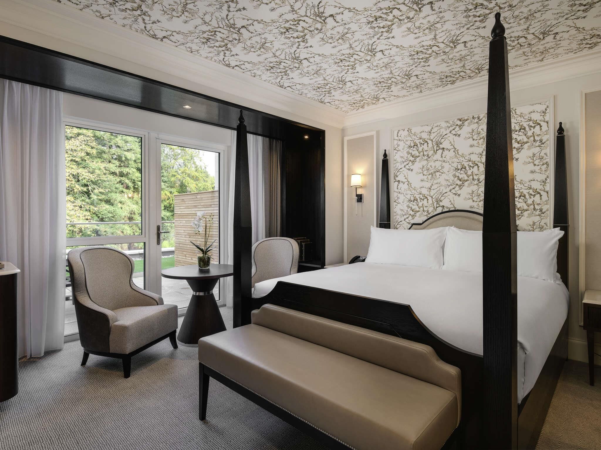 Deluxe Room, 1 Katil Raja (King), Balcony | Peralatan tempat tidur hipoalergenik, bar mini, meja, kalis bunyi 