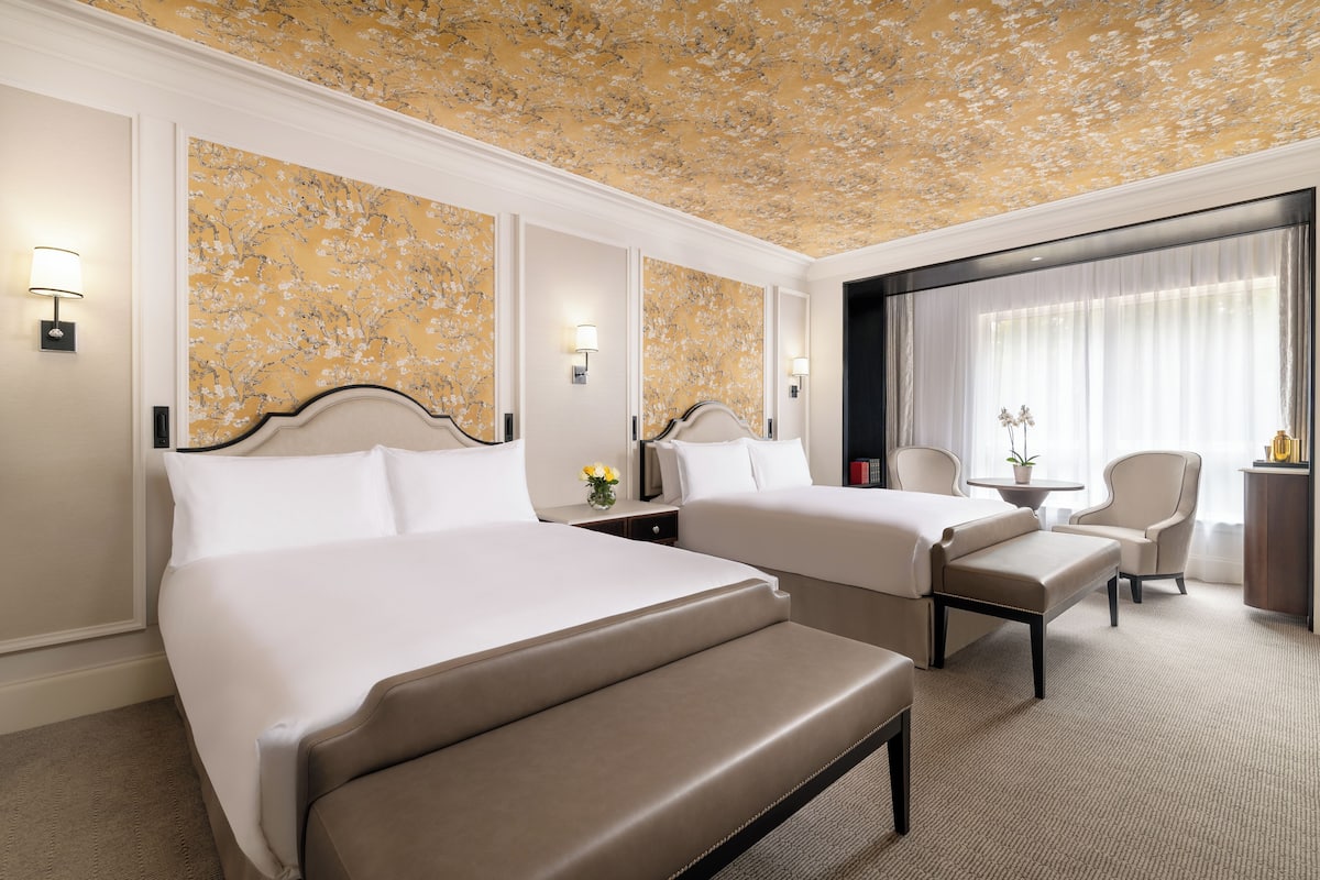 Deluxe-huone, 2 parisänkyä | Allergiatestatut vuodevaatteet, minibaari, työpöytä, äänieristys