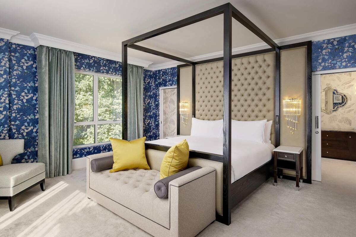 hypo-allergenic bedding, minibar, desk, soundproofing