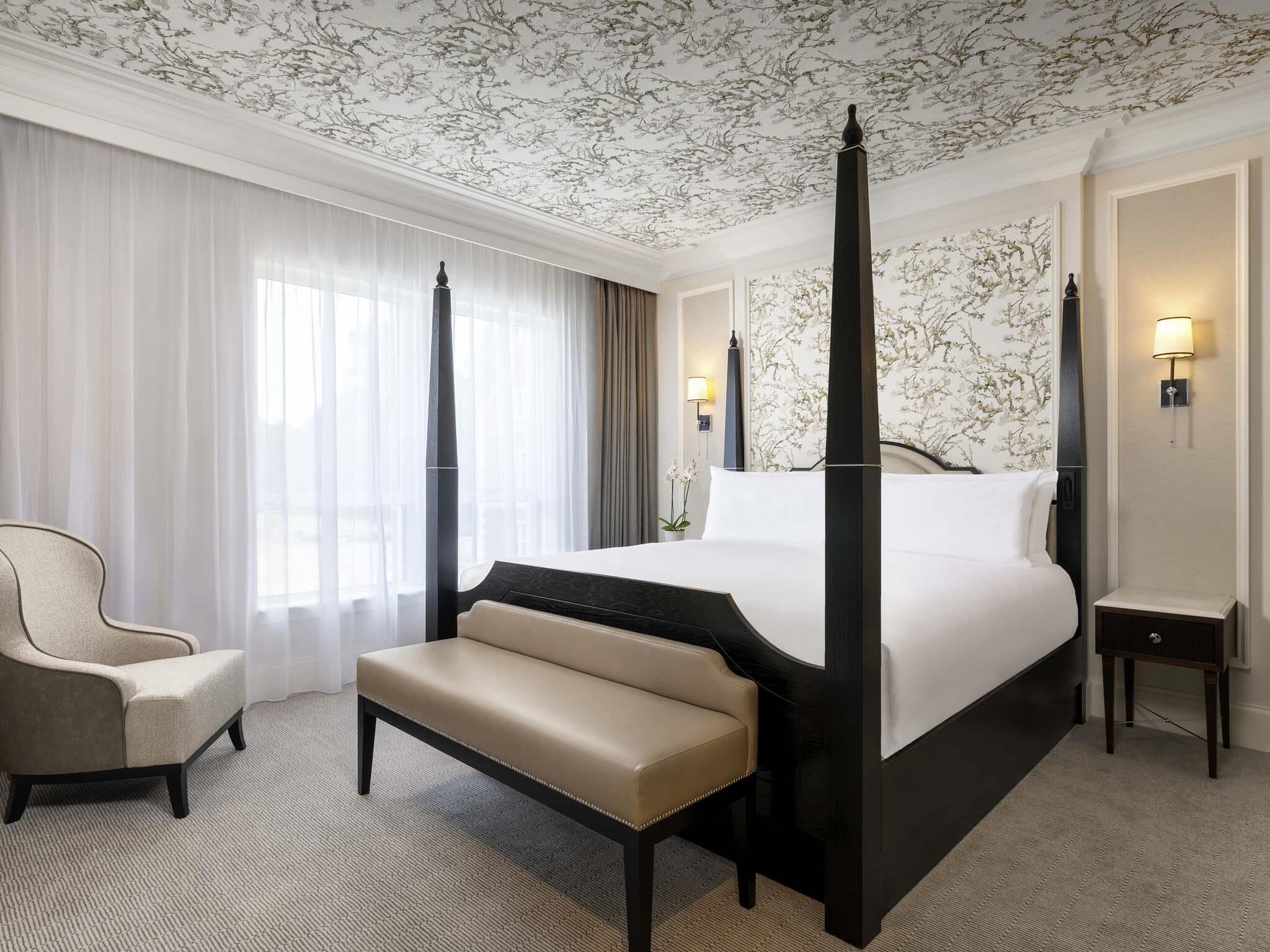 Fairmont, Suite, 1 Bedroom | Hypo-allergenic bedding, minibar, desk, soundproofing