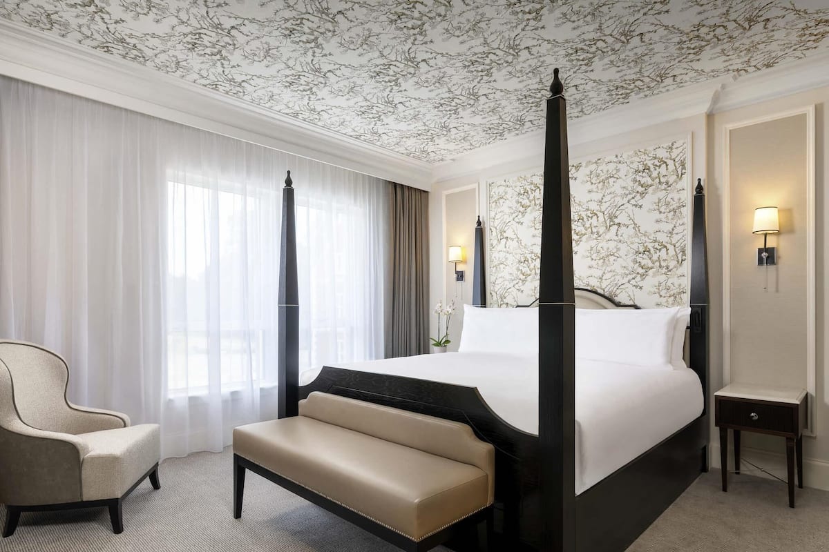 Fairmont, Suite, 1 Bedroom | Hypo-allergenic bedding, minibar, desk, soundproofing