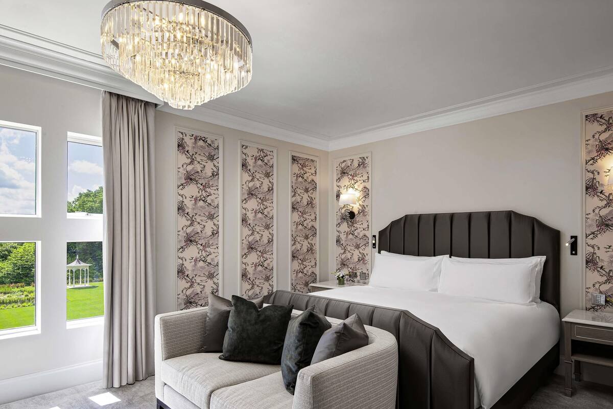 Luxury Suite, 2 Bedrooms | Peralatan tempat tidur hipoalergenik, bar mini, meja, kalis bunyi 