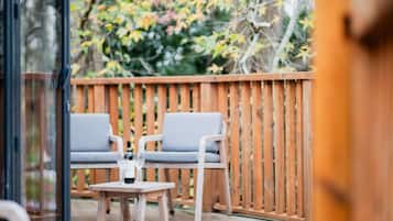 Hypo-allergenic bedding, minibar, desk, soundproofing