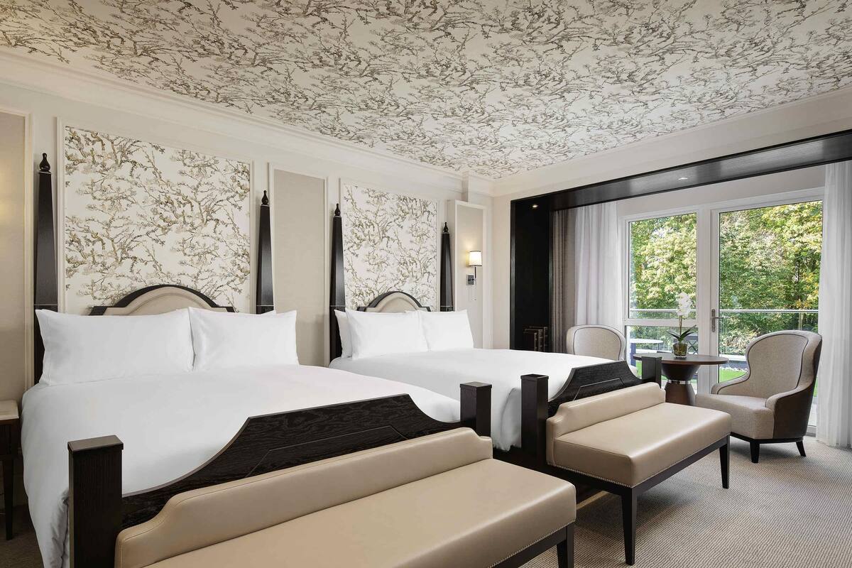 Deluxe Double Room, 2 Katil Ratu (Queen), Balcony | Peralatan tempat tidur hipoalergenik, bar mini, meja, kalis bunyi 
