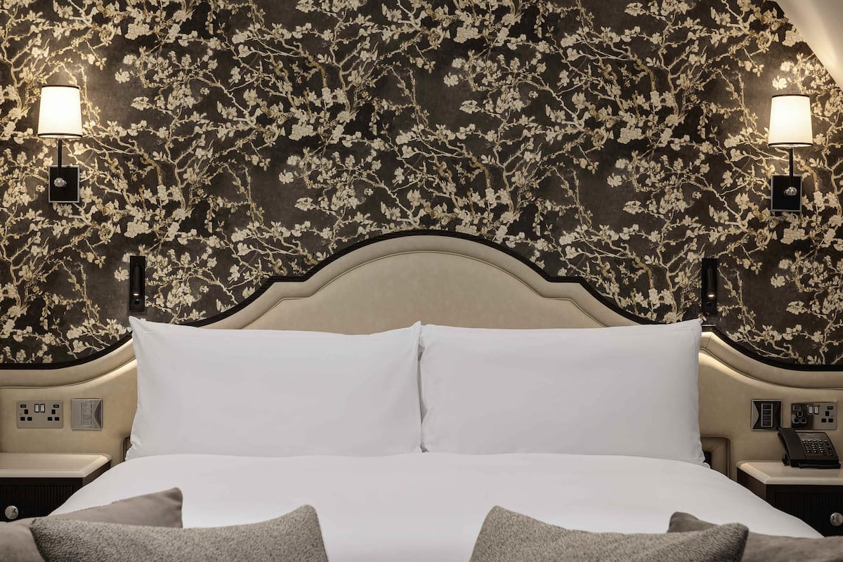 Habitación, 1 cama de matrimonio grande (Eaves) | Ropa de cama hipoalergénica, minibar, escritorio