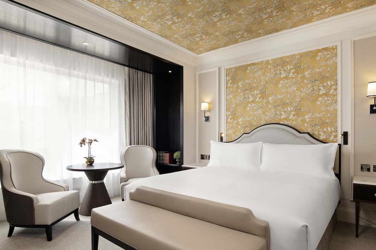 Fairmont - Rum - 1 kingsize-sÀng | Allergitestade sÀngklÀder, minibar, skrivbord och ljudisolering