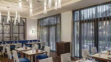 Hi ha 2 restaurants i s'hi serveixen esmorzars; plats de cuina regional