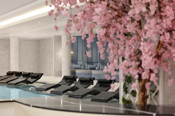 Couples treatment rooms, sauna, hot tub, steam room, Turkish bath