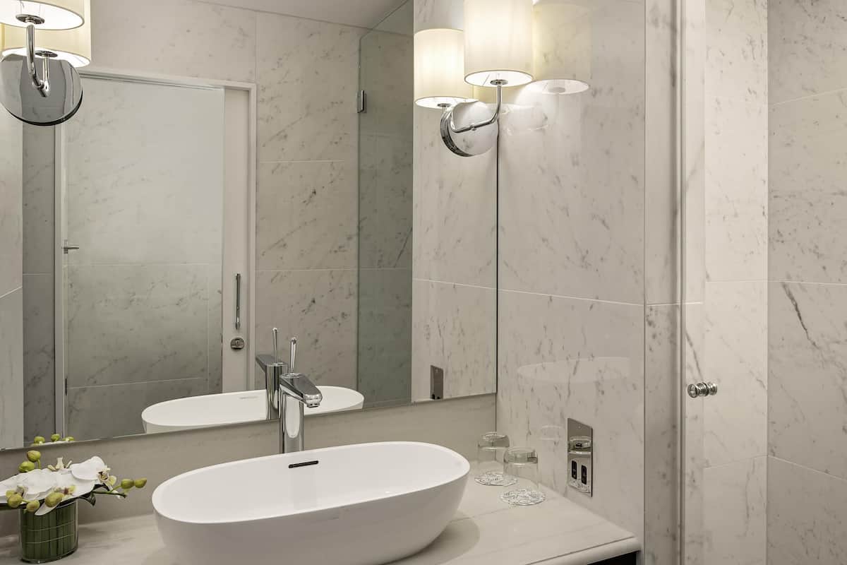 Ropa de cama hipoalergénica, minibar, escritorio