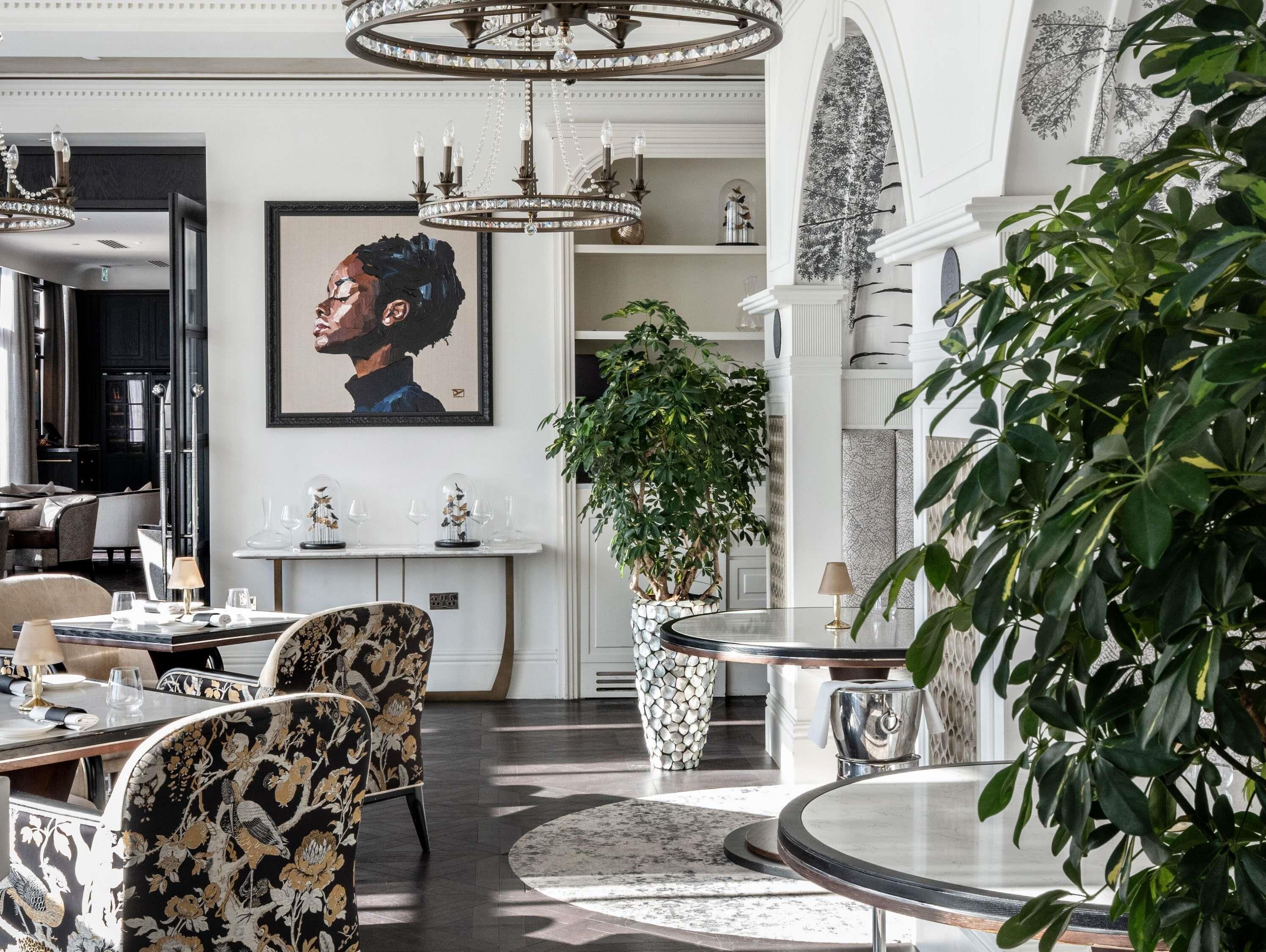 2 restauranter, frokost, lunsj og middag serveres, regionale retter