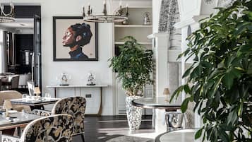 2 restauranter, frokost, lunsj og middag serveres, regionale retter