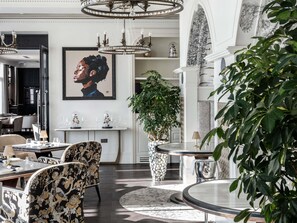 2 restaurants, breakfast, lunch, dinner served; Regional cuisine  - Fairmont Windsor Park (Egham)