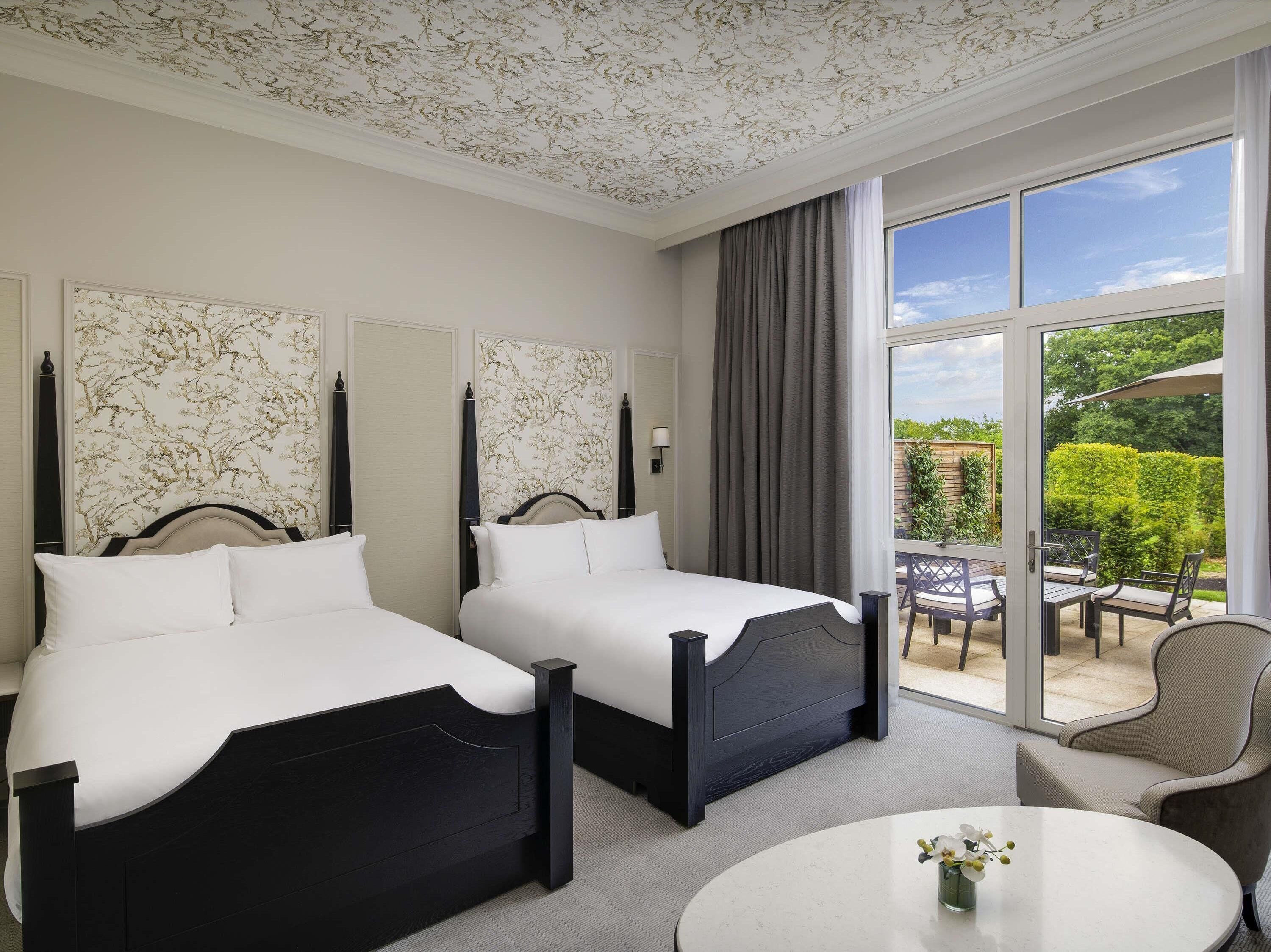 Chambre Deluxe, 2 grands lits, terrasse | Literie hypoallergénique, minibar, bureau, chambres insonorisées