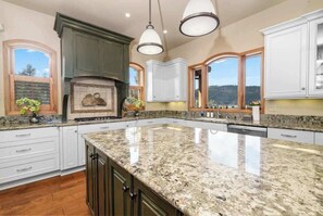 Fridge, microwave, oven, stovetop - Boulder Cove • Lakefront Estate • Kayaks & SUP (Big Bear Lake)