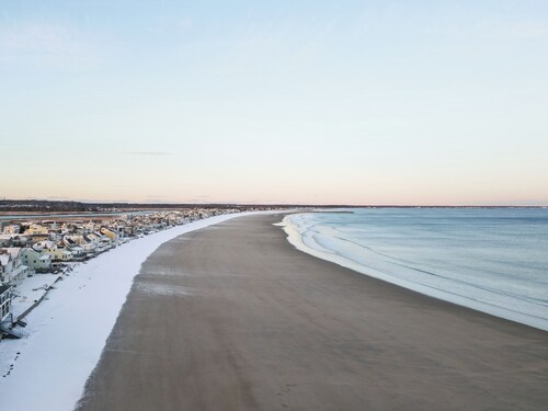 10 SECOND WALK TO BEACH: RARE ATLANTIC AVE PET FRIENDLY OCEANVIEW CONDO