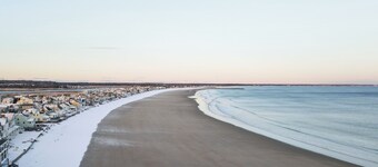 10 SECOND WALK TO BEACH: RARE ATLANTIC AVE PET FRIENDLY OCEANVIEW CONDO