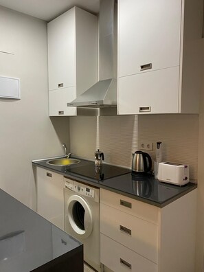 Een koelkast, een magnetron, een koffiezetapparaat/waterkoker