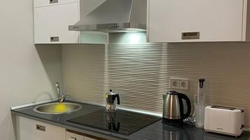 Kühlschrank, Mikrowelle, Wasserkocher mit Kaffee-/Teezubehör