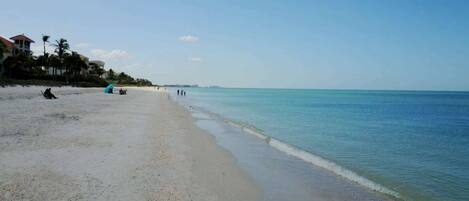 Playa en los alrededores, sombrillas, toallas de playa y snorkel