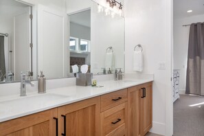 Villa, 4 Bedrooms | Bathroom | Towels