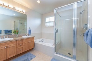 Condo, 2 habitaciones | Baño | Toallas, jabón, shampoo 