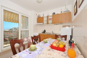 Réfrigérateur, four, plaque de cuisson, cafetière/bouilloire