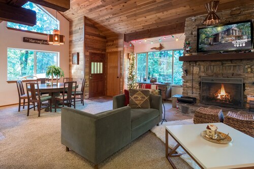 Beautiful mountain cabin, close to the river!