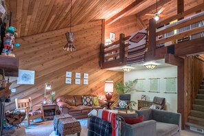 Televisión, chimenea, videojuegos y reproductor de DVD 