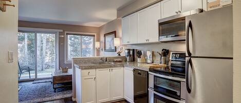 Køleskab, mikrobølgeovn, ovn, kogeplade