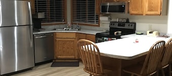 Cozy Toots’s Country Home 3 bedroom 2 bath home centrally located!<br>