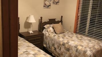 3 chambres, fer et planche à repasser, Wi-Fi, draps fournis