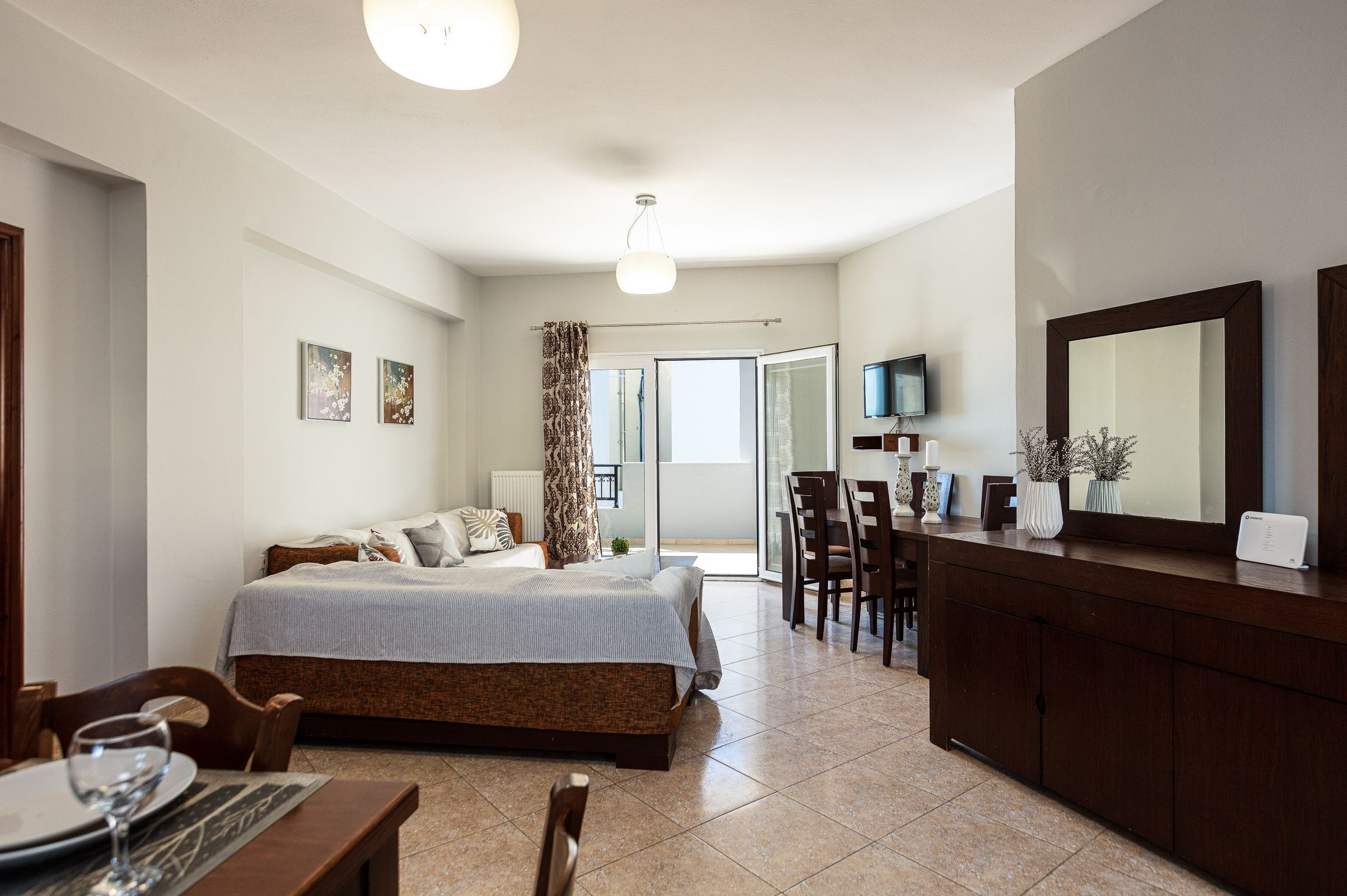 Apartemen, 3 kamar tidur, pemandangan kolam renang | Ruang keluarga | TV layar datar