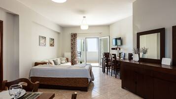 Apartemen, 3 kamar tidur, pemandangan kolam renang | Ruang keluarga | TV layar datar