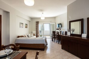 Apartment, 3 Bedrooms, Pool View | Living room