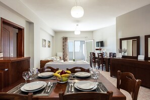 Apartment, 3 Bedrooms, Pool View | In-room dining